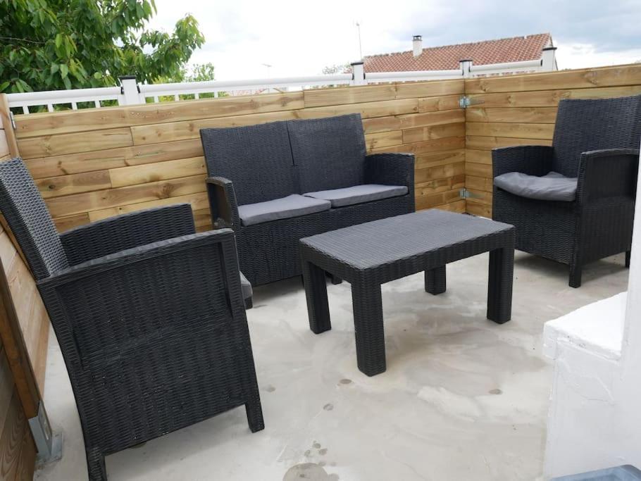 Logement Lumineux Avec Terrasse La Roche-sur-Yon Exterior photo